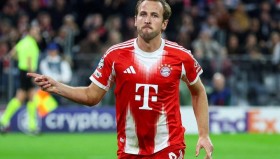 巴塞罗那前锋欧冠神级世界波逆转，滑跪庆祝胜利瞬间