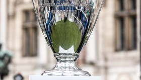 曼联内部风波：更衣室343战术争议升级，拉爵寻求调整